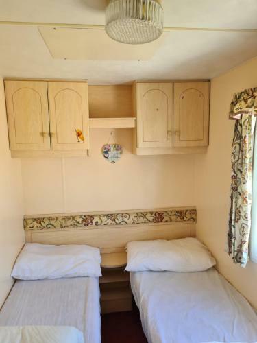 8 Berth On Coral Beach (new Florida)