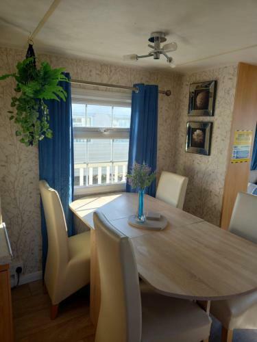 6 Berth On Seaview (fanfare)