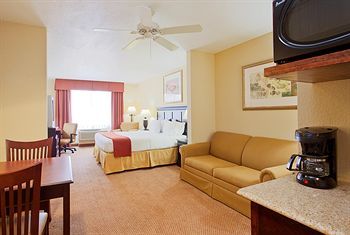 Holiday Inn Express Hotel & Suites Lucedale