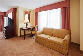 Holiday Inn Express Hotel & Suites Lucedale