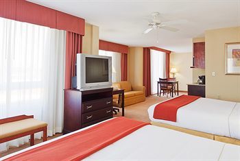 Holiday Inn Express Hotel & Suites Lucedale