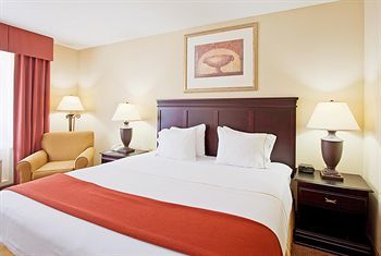 Holiday Inn Express Hotel & Suites Lucedale