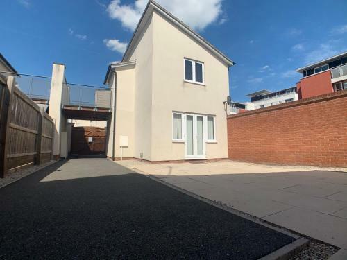 2 Bed House Waterside Luxury Living, Central Area