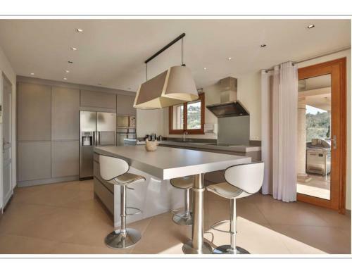 Beautiful Villa In Grasse Chateauneuf With Private Pool