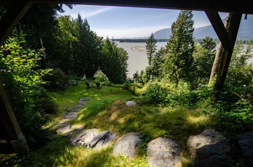 The Fraser River's Edge B&B Lodge