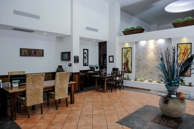 Hotel La Posada & Beach Club