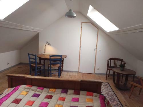 La Chambre Tout L�-haut