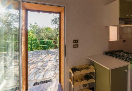 Casetta Maduneta Immersa In Un Oliveto