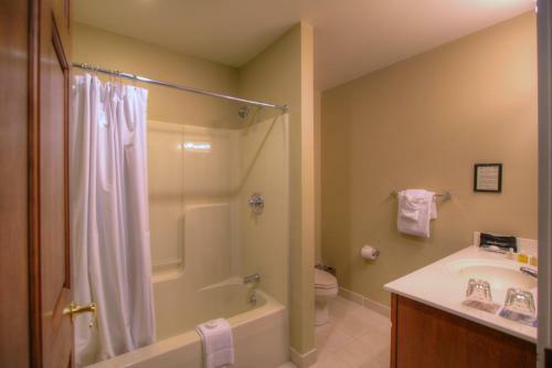 Hotel Spruce Point Inn Resort And Spa