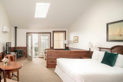 Hotel Spruce Point Inn Resort And Spa