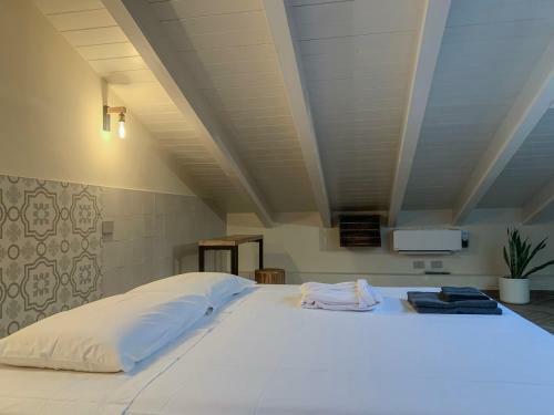 Charming Attic Apartment With Spacious Balcony & Swimming Pool