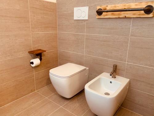 Charming Attic Apartment With Spacious Balcony & Swimming Pool