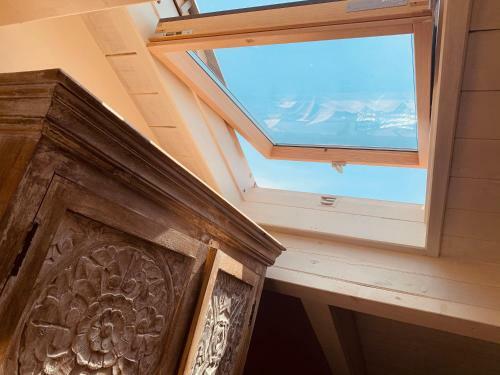 Charming Attic Apartment With Spacious Balcony & Swimming Pool