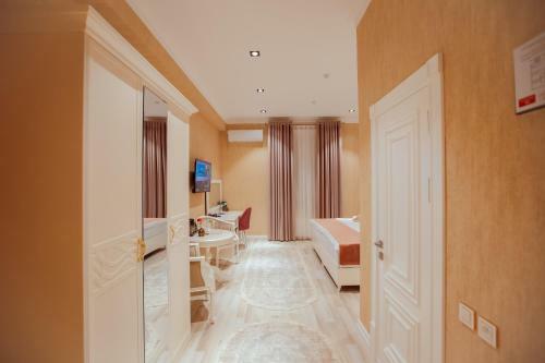 Silk Road Empire Hotel