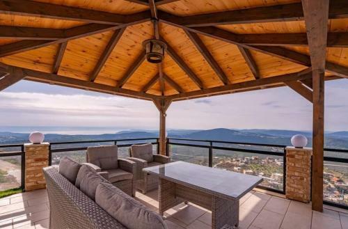 Blue Lake Luxury Villa For Families