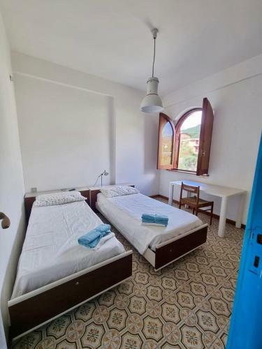 Casa Vista Mare Su Tre Piani Con Giardino