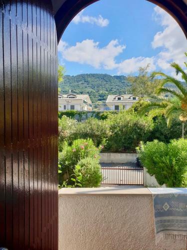 Casa Vista Mare Su Tre Piani Con Giardino
