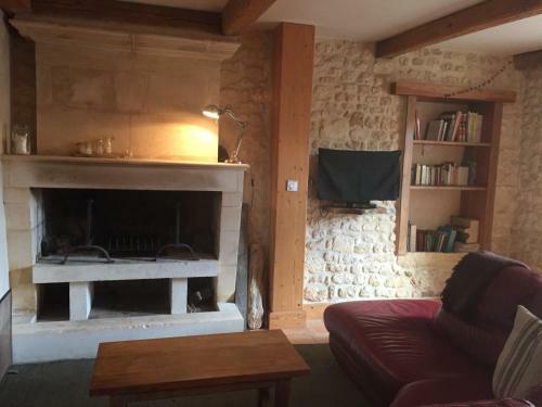 Maison Authentique, Pierres De Taille, Chemin�e.