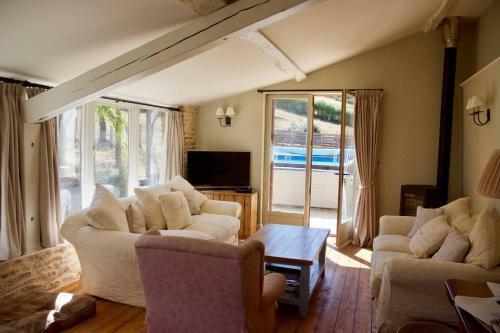 Characterful 3-bed House In Saint-ythaire