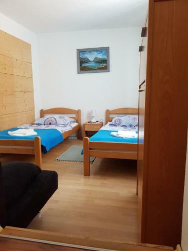 Hostal Vaznik Farm House Apartments