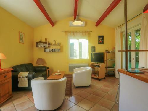 Cozy Holiday Home In Vaison-la-romaine With A Pool