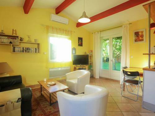 Cozy Holiday Home In Vaison-la-romaine With A Pool