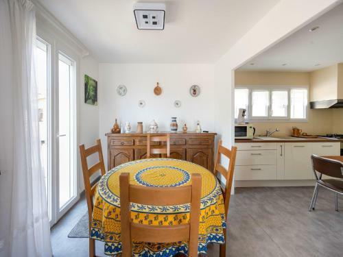 Lovely Villa In Velaux Near The Beach