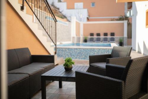 Beautiful Seaside Holiday Home Neda