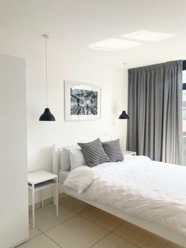 Apartamento One-bedroom Duplex @ Embassy Gardens