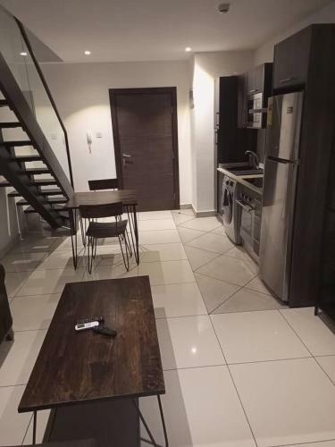 Apartamento One-bedroom Duplex @ Embassy Gardens