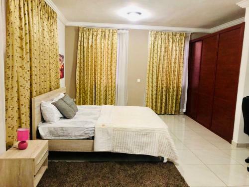 Lovely 3 Bedroom Apartment With Pool, Bertha?s Court