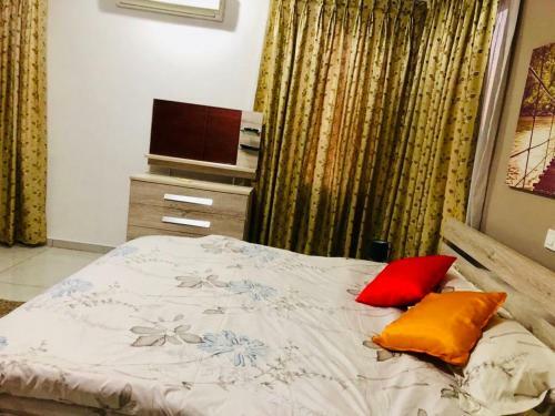 Lovely 3 Bedroom Apartment With Pool, Bertha?s Court