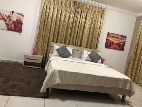 Lovely 3 Bedroom Apartment With Pool, Bertha?s Court