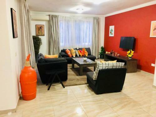Lovely 3 Bedroom Apartment With Pool, Bertha?s Court