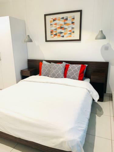 Big Luxury Apartment At Embassy Gardens