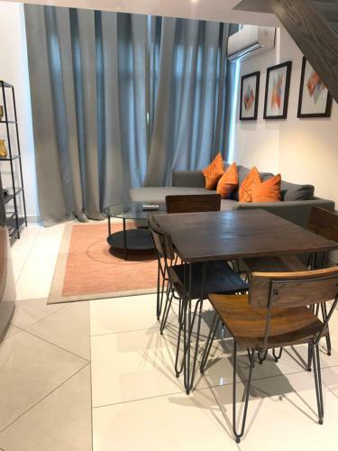 Big Luxury Apartment At Embassy Gardens