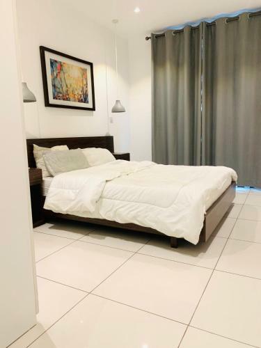 Big Luxury Apartment At Embassy Gardens