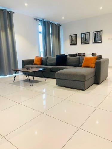 Big Luxury Apartment At Embassy Gardens
