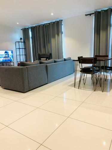 Big Luxury Apartment At Embassy Gardens