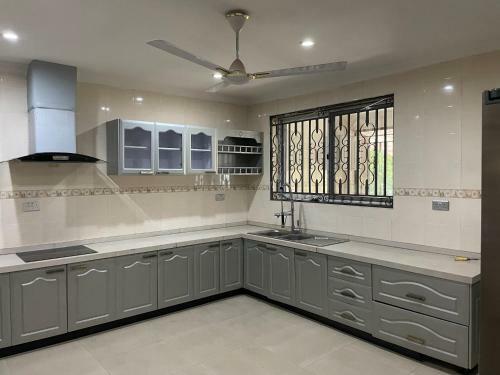 Cheerful 5-bedroom House With Parking