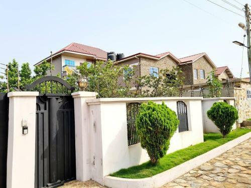 Charming 2bed Apartment In Adenta Wifi Clean Safe