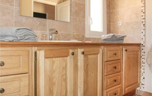 Five-bedroom Holiday Home In Cairanne