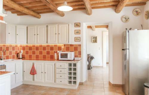 Five-bedroom Holiday Home In Cairanne