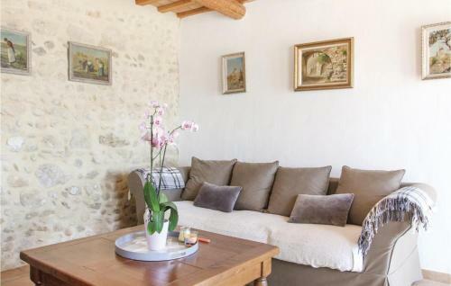 Five-bedroom Holiday Home In Cairanne