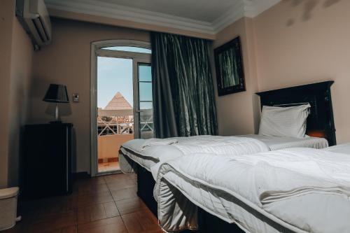 Bed & Breakfast Pharaohs Pyramids View