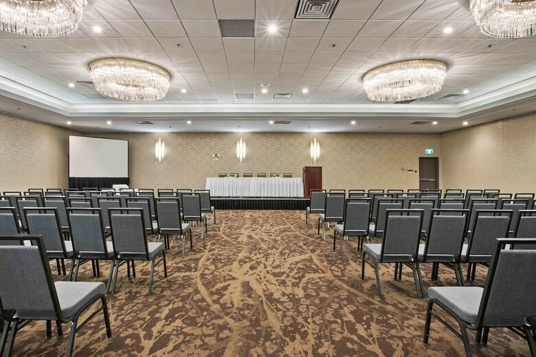 Coast Plaza Hotel And Conference Center