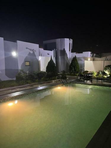 Une Villa De Trois Chambres Avec Piscine Et Jardin