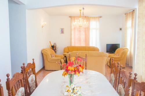 La Caverna House