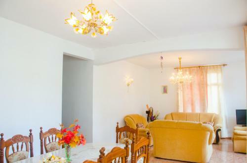 La Caverna House
