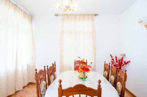 La Caverna House